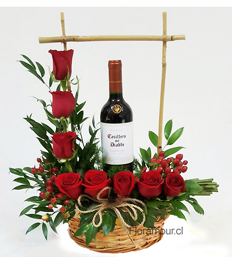 Arreglo de Rosas rústico y moderno con botella de vino tinto y marco de bambú