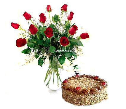 Florero de vidrio con 12 rosas rojas acompañado de torta mil hojas