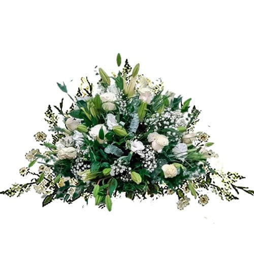Arreglo floral confeccionado con flores mixtas y toques de rosas, todo en color blanco