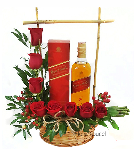 Arreglo de rosas rojas y botella de whisky Red Label con marco de bambú en cesta de mimbre