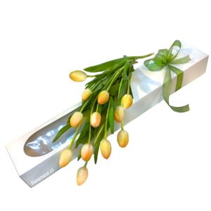 Caja de tulipanes amarillos con visor
