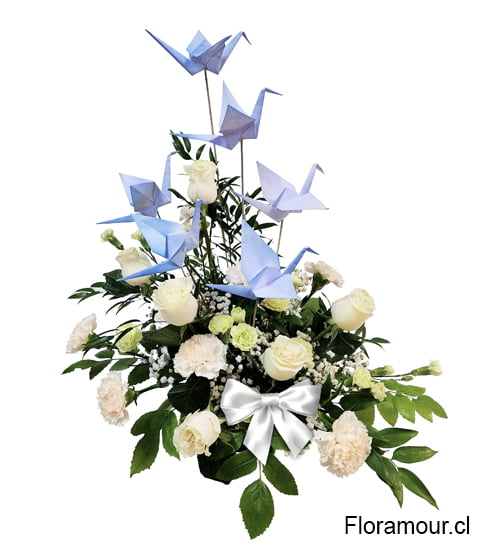 Arreglo floral con rosas, flores de complemento y grullas de origami