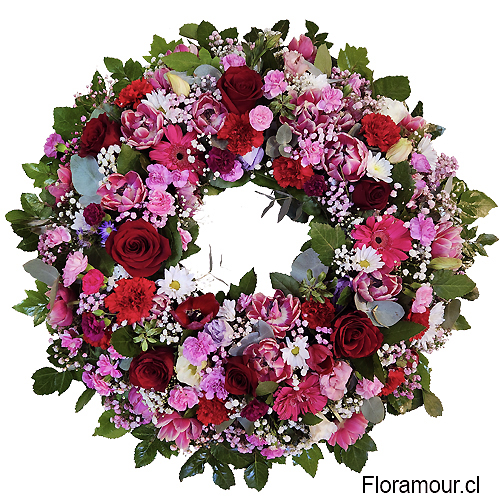 Corona para funeral con flores mixtas en tono rojizo
