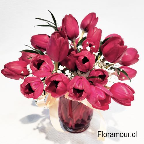 Florero de vidrio que tiene 20 tulipanes y el color puede variar segun la temporada perfecto para cualquier ocasión