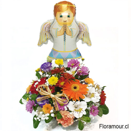 Arreglo floral en una base confeccionado con flores mixtas coloridas y un globo metálico blanco con forma de angel en la parte superior. Apropiado para saludar con ocasion de la llegada de un bebé.