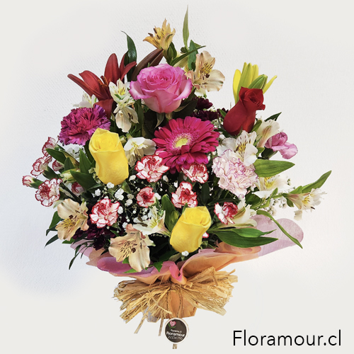 "Este ramo de flores frescas y variadas de Floramour.cl es una explosión de color y alegría. Ideal para regalar en cumpleaños, aniversarios o cualquier ocaciòn.