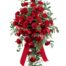 MANO CUBRE URNA DE ROSAS Y CLAVELS ROJOS